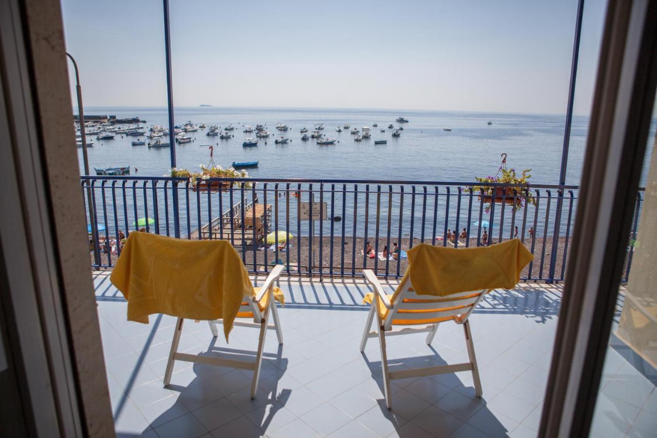 Un Tuffo Nella Baia Di Capomulini Bed & Breakfast Acireale Exterior photo
